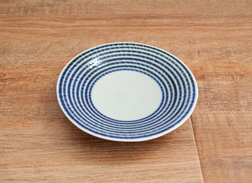 藍色の縞模様がかわいいBARBAR（馬場商店）の藍駒シリーズの小皿
