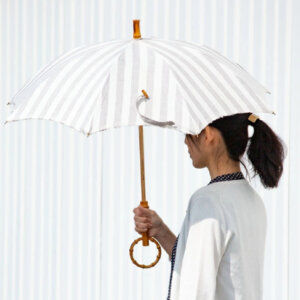 おしゃれな日傘のおすすめ10選。かわいい折りたたみからシンプルな長傘まで
